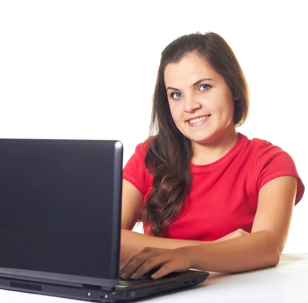 Atractiva joven sonriente con una camisa roja sentada en la mesa —  Fotos de Stock