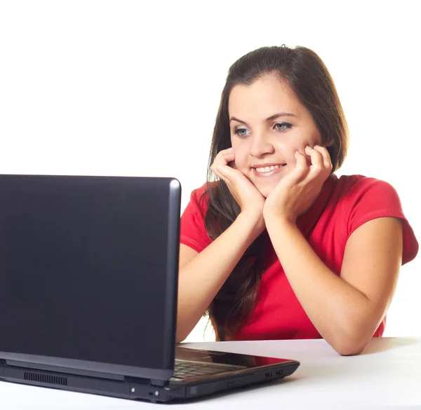 Atraente jovem sorridente menina em camisa vermelha trabalhando no laptop e — Fotografia de Stock