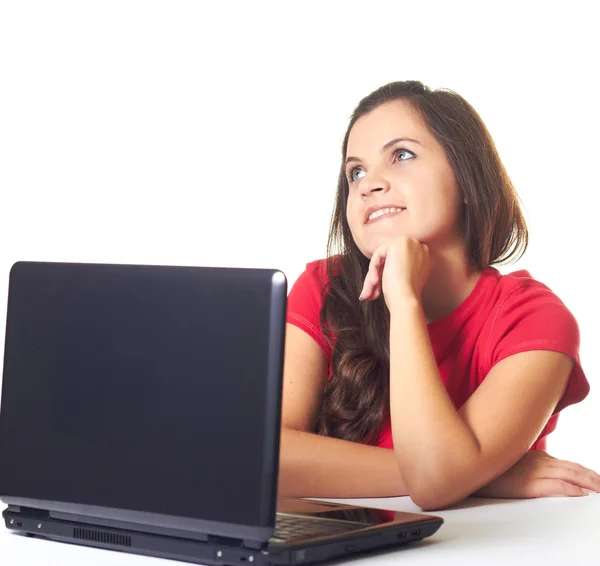 Atractiva joven sonriente con una camisa roja sentada en la mesa —  Fotos de Stock