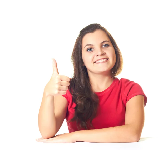 Atractiva joven sonriente con una camisa roja sentada en la mesa —  Fotos de Stock