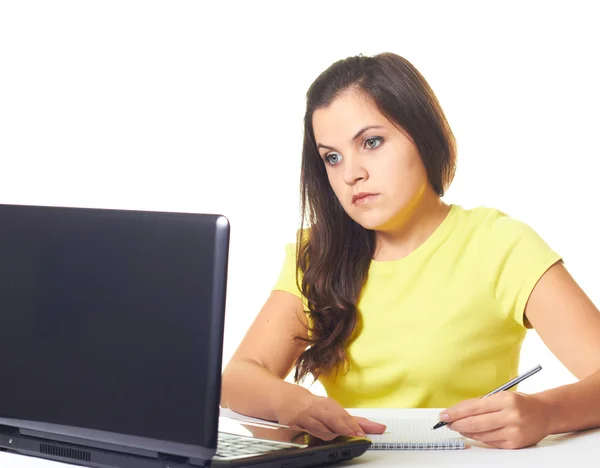 Atrakcyjny dziewczynka w żółta koszulka działa na laptopie i ponownie — Zdjęcie stockowe
