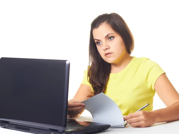 Vonzó fiatal lány, egy sárga pólót dolgozik laptop és re — Stock Fotó
