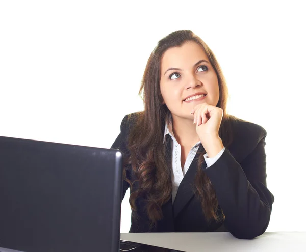 Aantrekkelijke jonge lachende meisje in een zwarte jas werkt voor laptop — Stockfoto