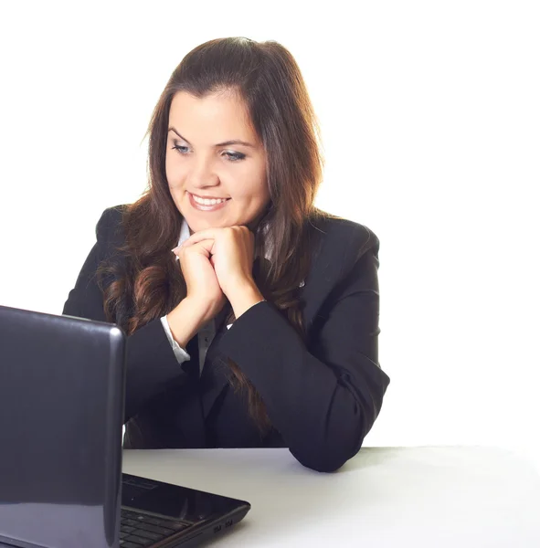 Attraente giovane ragazza sorridente in un blazer nero, seduta al — Foto Stock