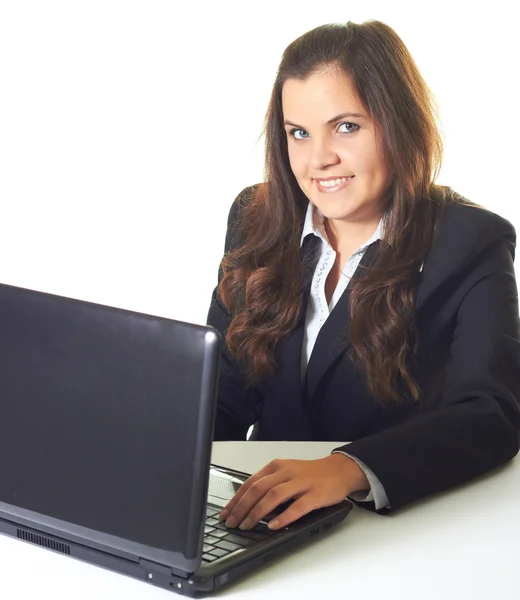 Attraente giovane ragazza sorridente in un blazer nero, seduta al — Foto Stock