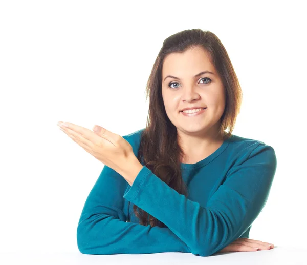 Atractiva joven sonriente con una camisa azul sentada en la pestaña —  Fotos de Stock