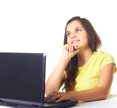 çekici genç gülümseyen kız vasıl belgili tanımlık etiket oturan sarı gömlekli