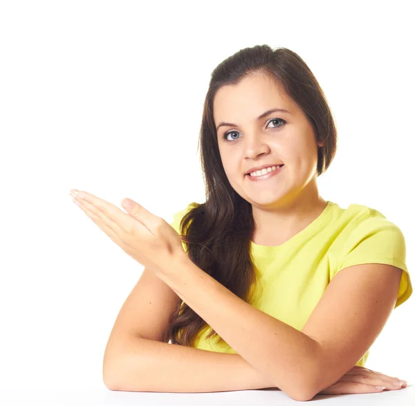 Atraente jovem sorridente menina em uma camisa amarela sentado no — Fotografia de Stock