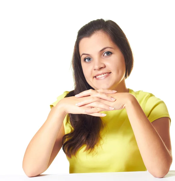 Attraktiv ung leende flicka i gul tröja sitter på fliken — Stockfoto