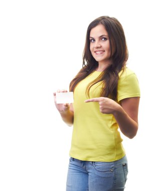 çekici genç bir poste tutan sarı bir gömlek gülümseyen