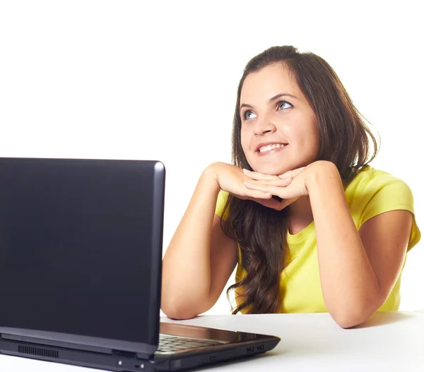 Attraente ragazza sorridente in camicia gialla che lavora su laptop e lo — Foto Stock