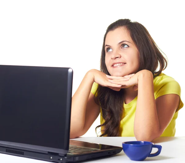 Aantrekkelijke lachende meisje in het gele overhemd werken op laptop en lo — Stockfoto