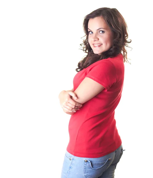 Muchacha sonriente atractiva en una camisa roja y vaqueros azules de pie w —  Fotos de Stock