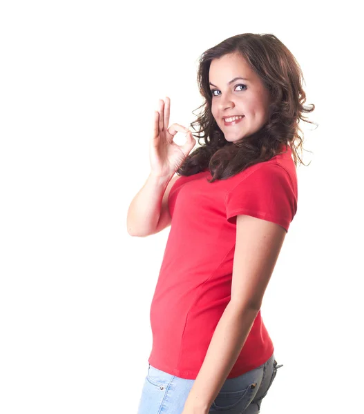 Muchacha sonriente atractiva en camisa roja muestra la mano derecha bien . — Foto de Stock