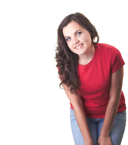 Atractiva chica sonriente con una camisa roja ligeramente inclinada hacia adelante . —  Fotos de Stock