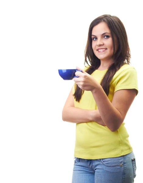 Atractiva mujer joven con una camisa amarilla sosteniendo en su han izquierdo — Foto de Stock