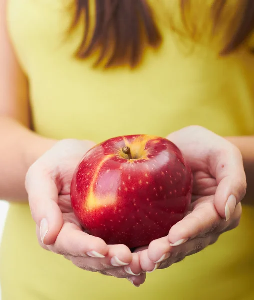 Sarı gömlekli bir bea tutan genç bir kadının manikürlü eller