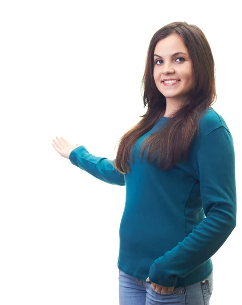 Çekici genç kadın mavi gömlekli gülümseyerek sağ h gösterir — Stok fotoğraf