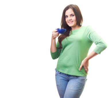 Yeşil gömlekli ona r tutan çekici gülümseyen genç kadın