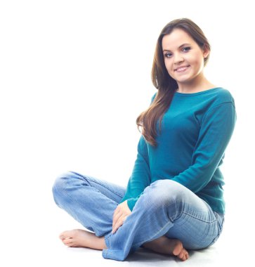mavi bir gömlek ve mavi jeans si çekici gülümseyen genç kadın
