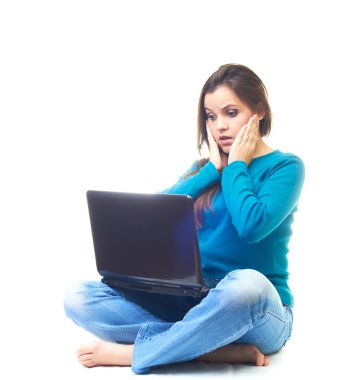 mavi gömlekli fl üzerinde oturan genç kadın çekici şaşırttı