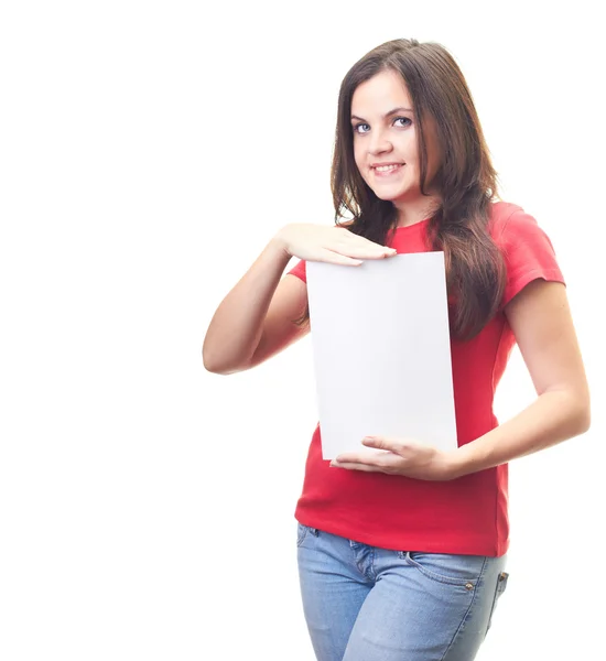 Attraktive lächelnde junge Frau im roten Hemd mit einem Plakat. — Stockfoto