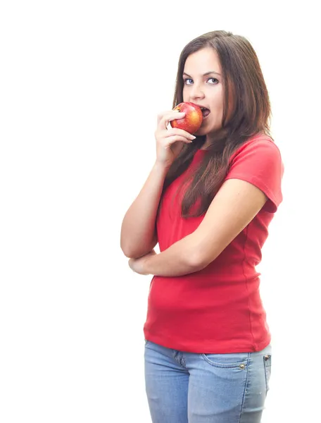 Atractiva mujer joven en una camisa roja comiendo una hermosa aplicación roja —  Fotos de Stock