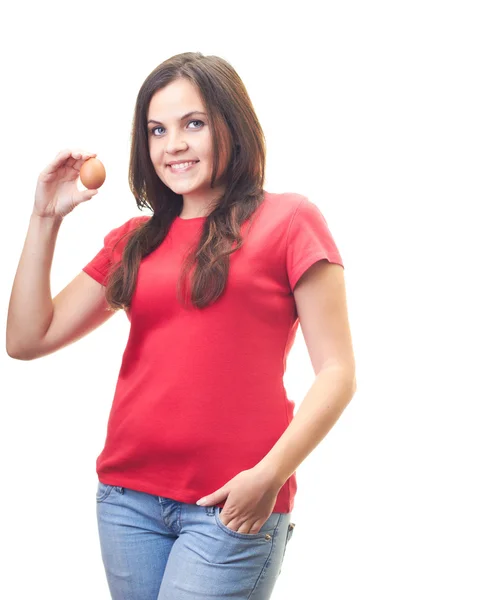 Aantrekkelijke lachende jonge vrouw in een rode shirt houden in haar rig — Stockfoto