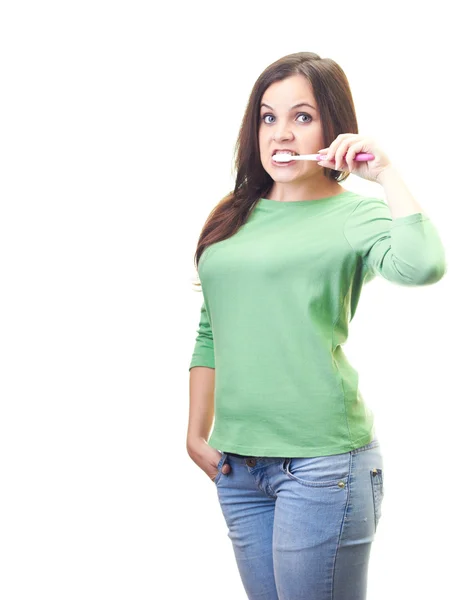 Mujer joven sorprendida en una camisa verde cepillándose los dientes con un —  Fotos de Stock