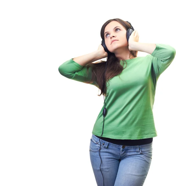 Aantrekkelijke lachende jonge vrouw in een groen shirt met koptelefoon — Stockfoto