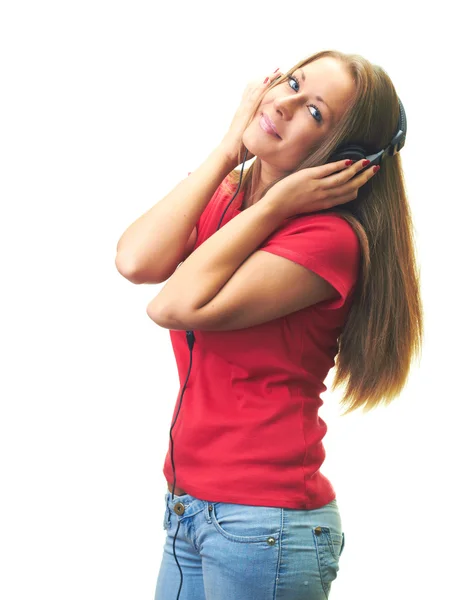 Jovem sorridente atraente em uma camisa vermelha com fones de ouvido . — Fotografia de Stock