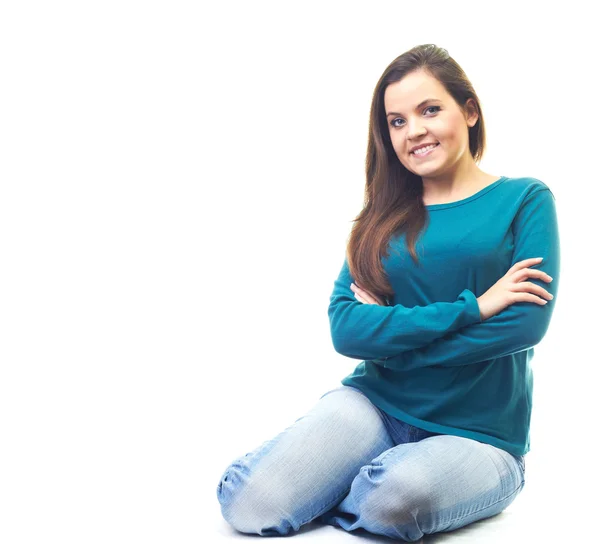 Attraente giovane donna sorridente in camicia blu e jeans blu si — Foto Stock