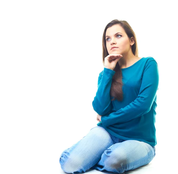 Katta oturan ince mavi gömlekli çekici genç kadın — Stok fotoğraf