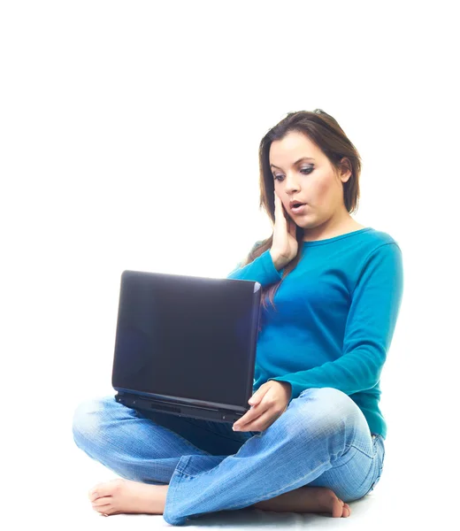 Aantrekkelijke verrast jonge vrouw in blauw shirt zittend op de fl — Stockfoto