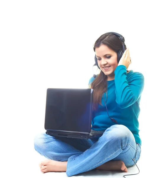 Aantrekkelijke jonge vrouw in een blauw shirt zittend op de fl glimlachen — Stockfoto