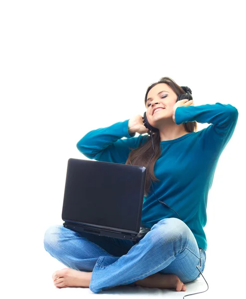 Aantrekkelijke jonge vrouw in een blauw shirt zittend op de vloer met — Stockfoto