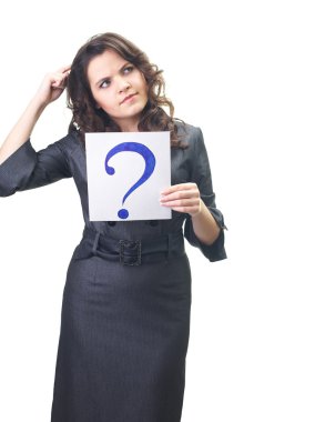 gri bir işletmede çekici gülümseyen genç kadın elbise holding