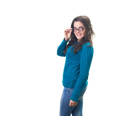 çekici genç kadın mavi tişört ve gözlük gülümseyen.