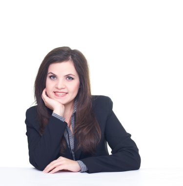 siyah ceket ve gömlek dikkat çekici gülümseyen genç kadın