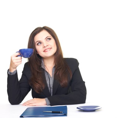 siyah ceketli oturan çekici gülümseyen genç kadın ta