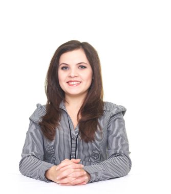 t oturan gri bir bluz çekici gülümseyen genç kadın