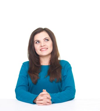 oturan mavi gömlekli çekici gülümseyen genç kadın ta