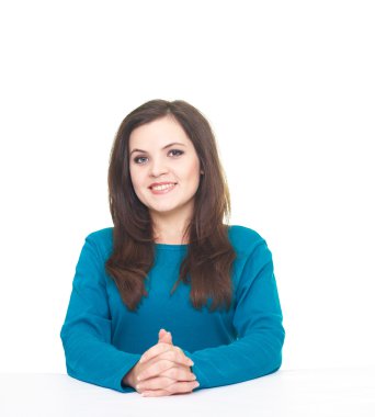 oturan mavi gömlekli çekici gülümseyen genç kadın ta