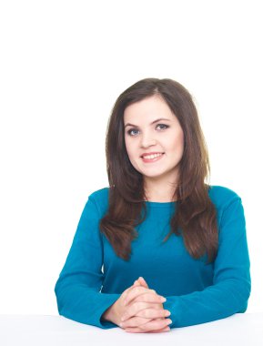 oturan mavi gömlekli çekici gülümseyen genç kadın ta