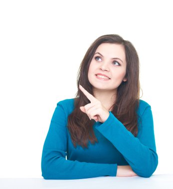 mavi gömlekli çekici gülümseyen genç kadın sol ha gösterir