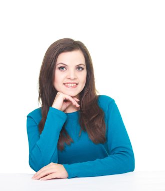 oturan mavi gömlekli çekici gülümseyen genç kadın ta