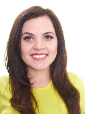 Sarı bir gömlek gülümseyen çekici genç kadın portresi. olduğunu