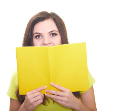 Sarı gömlekli çekici genç kadın bağırmak onun yüzünü kapsar