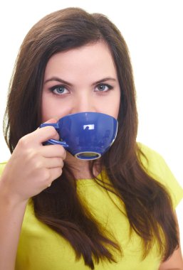 bir içme sarı tişört içinde çekici gülümseyen genç kadın bir