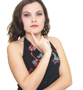 siyah gömlekli bir genç kadının portresi. kadın onun parmak tutan